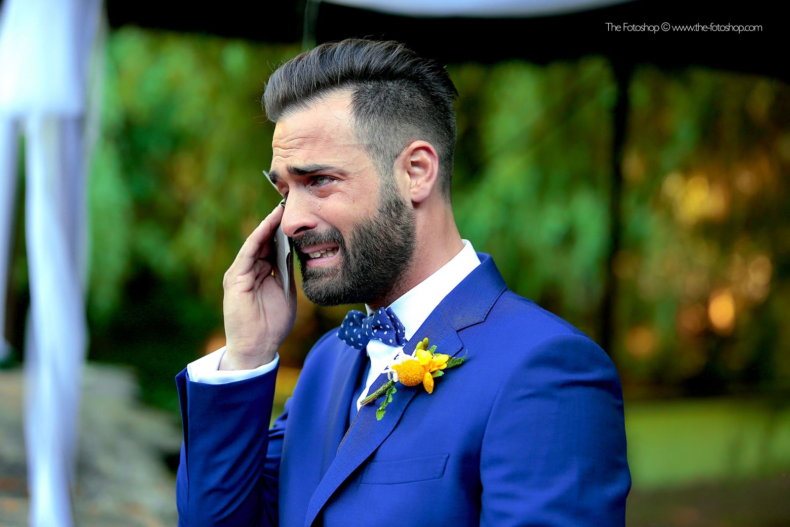 Fotografía de boda, el novio llorando, emoción